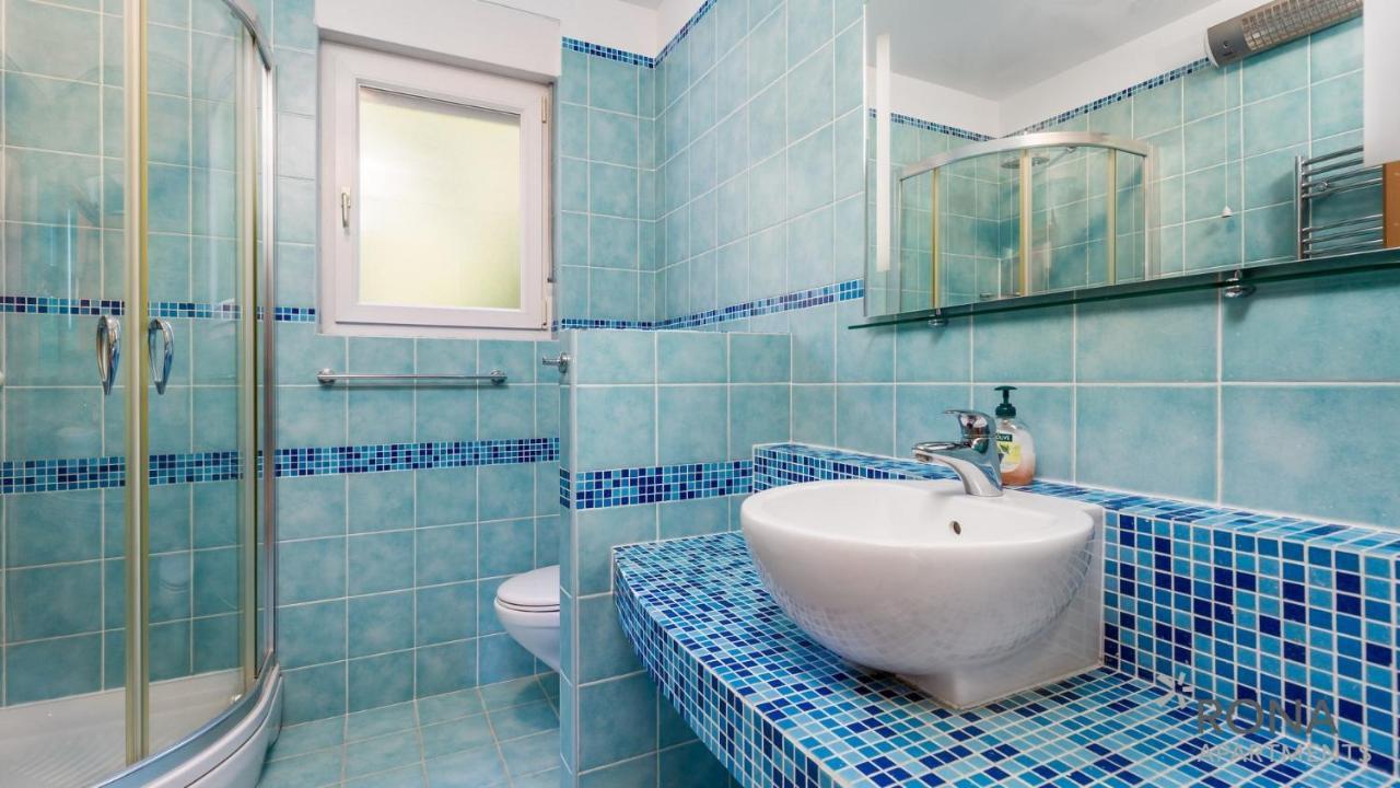 Rona Spacious Apartment With A Panoramic View Ičići Buitenkant foto